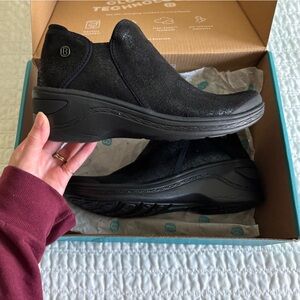 BZees Women’s Domino Black Shoe